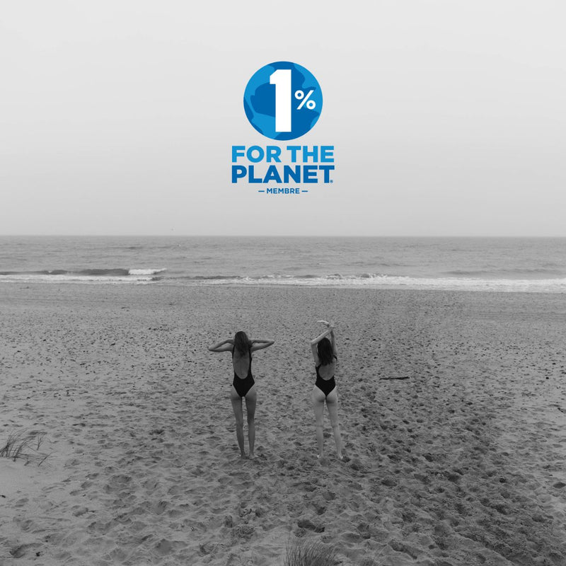 Logo 1% For The Planet sur Photo noir et blanc de 2 femmes à la plage